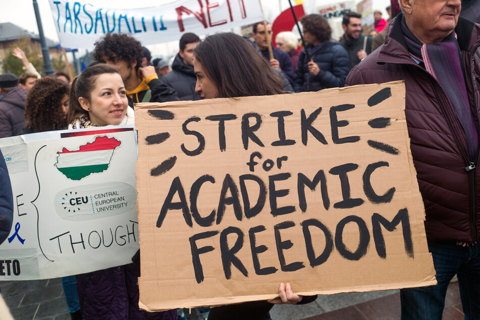 Jugendliche demonstrieren auf dem Fõvám tér-Platz gegen die Behinderung der Central European University (CEU) und gegen die Bemühungen der Regierung, die Freiheit von Wissenschaft und Bildung einzuschränken.