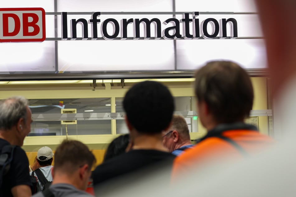 An den DB-Informationsschaltern herrscht Erklärungsbedarf.