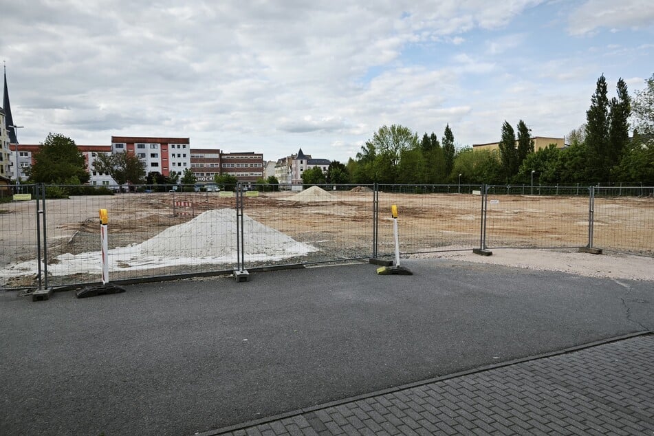 Auf dieser Brachfläche in Crimmitschau (Landkreis Zwickau) entsteht ein großes Edeka-Center.