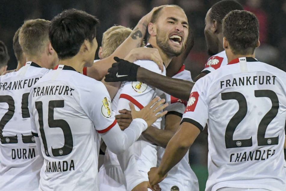 Die Spieler von Eintracht Frankfurt werden wohl nicht in jedem der kommenden Spiele über Tore von Kollege Bas Dost (Mi.) jubeln können.
