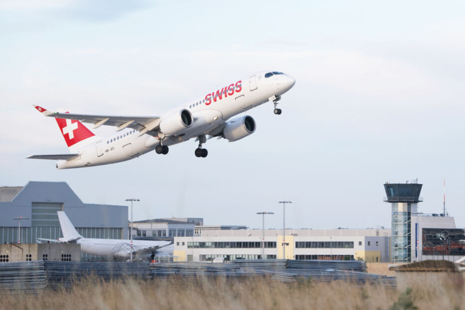 Eine Bombardier CS300 der Fluggesellschaft Swiss startet auf dem Flughafen Dresden International (Symbolbild).