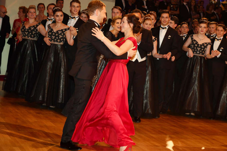 Der Ministerpräsident tanzt mit seiner Lebensgefährtin Annett Hofmann auf dem Semperopernball.