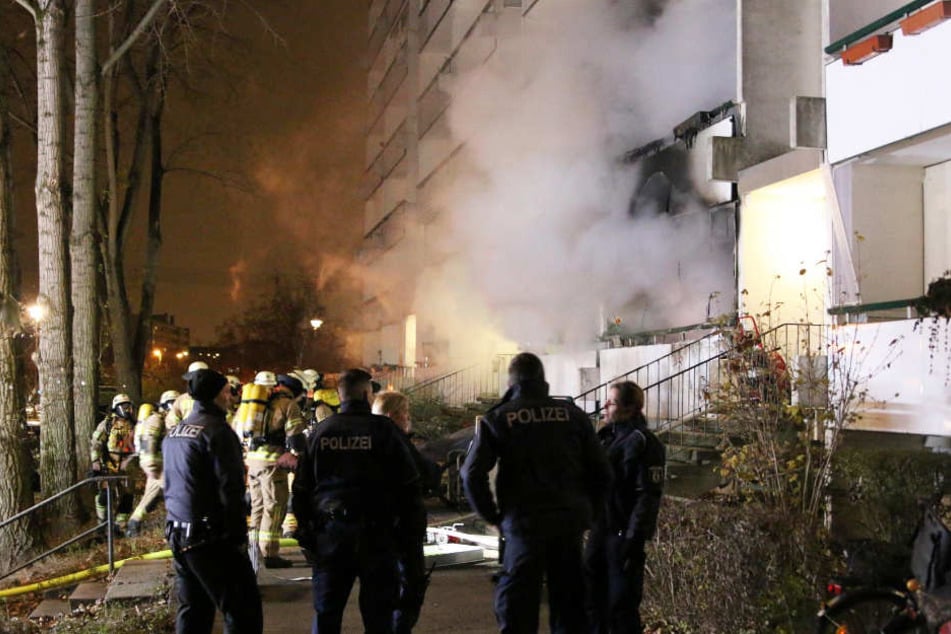 Feuerwehr und Polizei waren mit einem Großaufgebot am Einsatzort in Berlin-Marzahn.