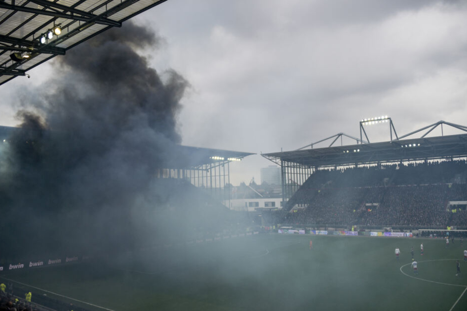 Rauchschwaden aus dem HSV-Fanblock ziehen kurz nach Anpfiff durch das Stadion.