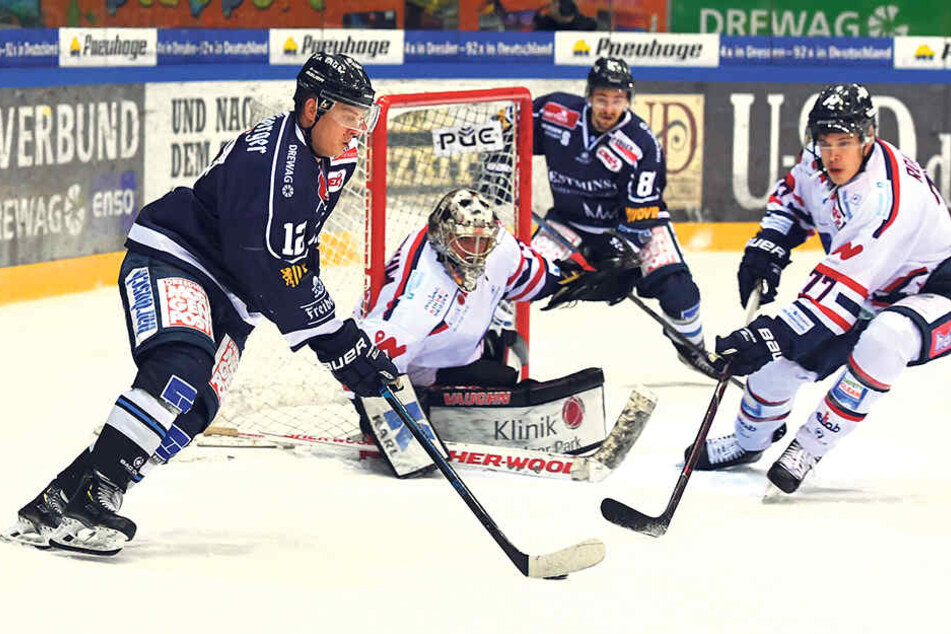 Martin Davidek (li.) umkurvte das Tor von Deggendorfs Keeper Jason Bacashihua und zog aus drei Metern ab. Mit dem 2:2 brachte der Eislöwen-Stürmer sein Team auf die Siegerstraße