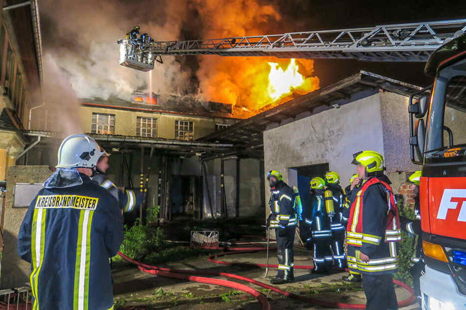 Die Flammen schlugen meterhoch aus dem Dach.