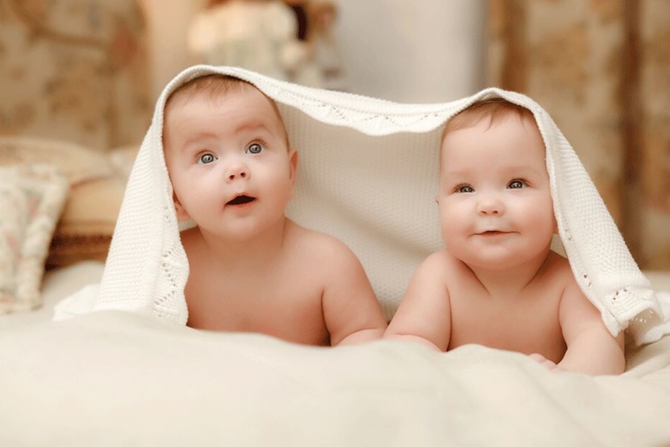 Ob die Kinder nun als glückliche Zwillinge heranwachsen können, hängt maßgeblich von der Arbeit der Chirurgen ab. (Symbolbild)