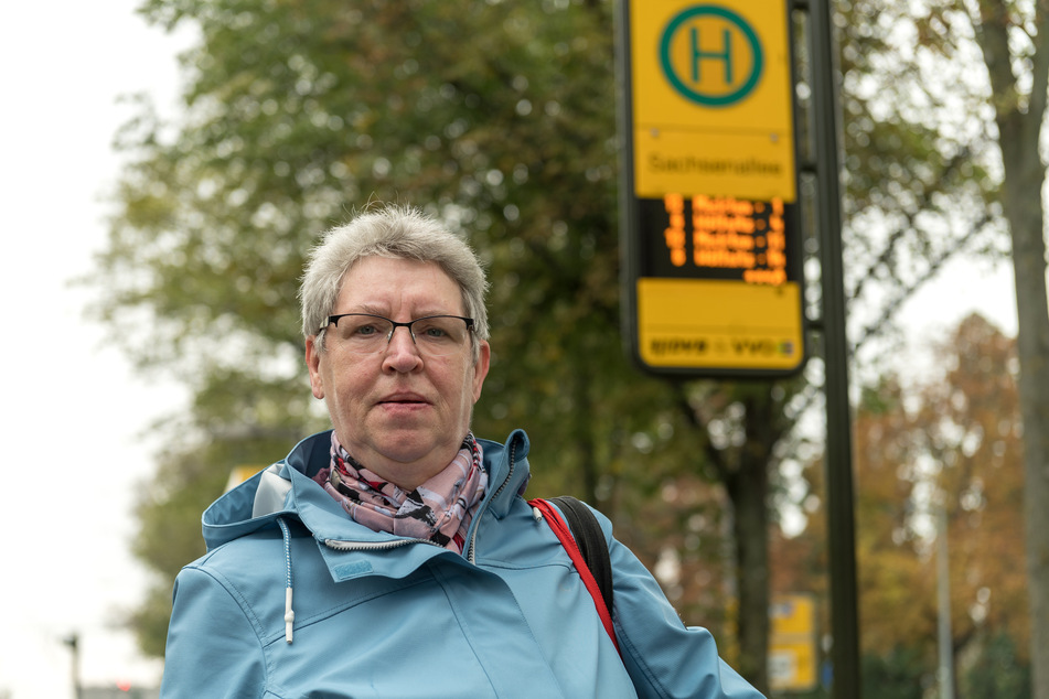 Wie viele andere wartete Seniorin Angelika M. (65) am Dienstag vergeblich an der Haltestelle.