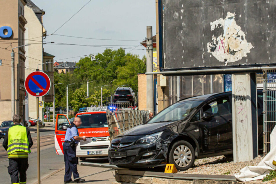 Probefahrt geht schief: Mann durchbricht mit Opel Zaun und wird schwer verletzt