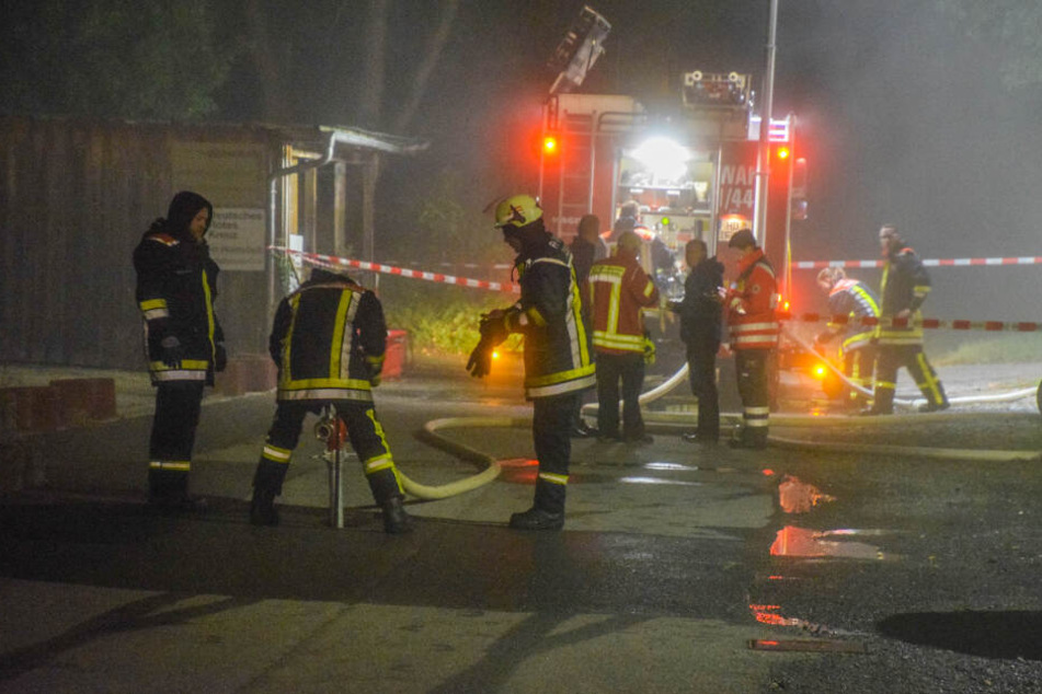 Beim Eintreffen der Feuerwehrleute stand der Wohncontainer bereits in Vollbrand.