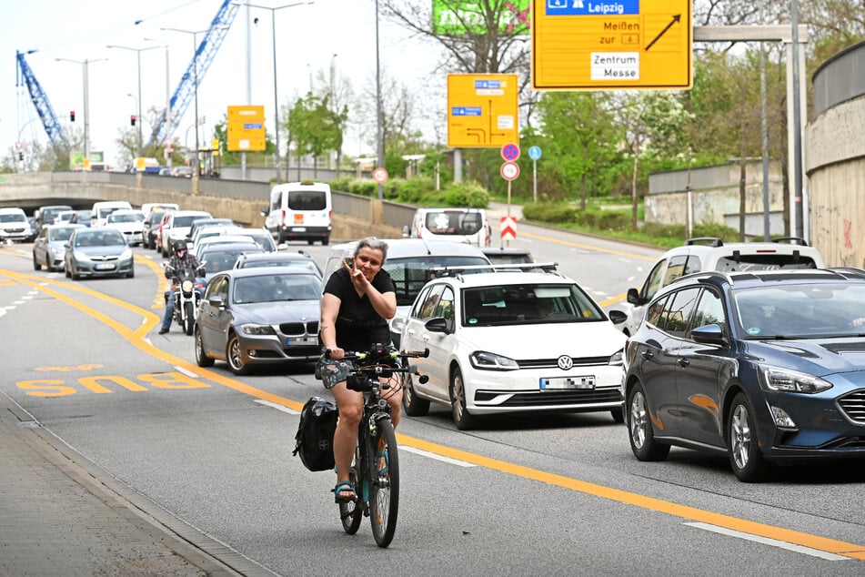 Radfahrer können durch die Umweltspur auf dem Flügelweg in Richtung Cotta schneller an Autos vorbeiziehen.