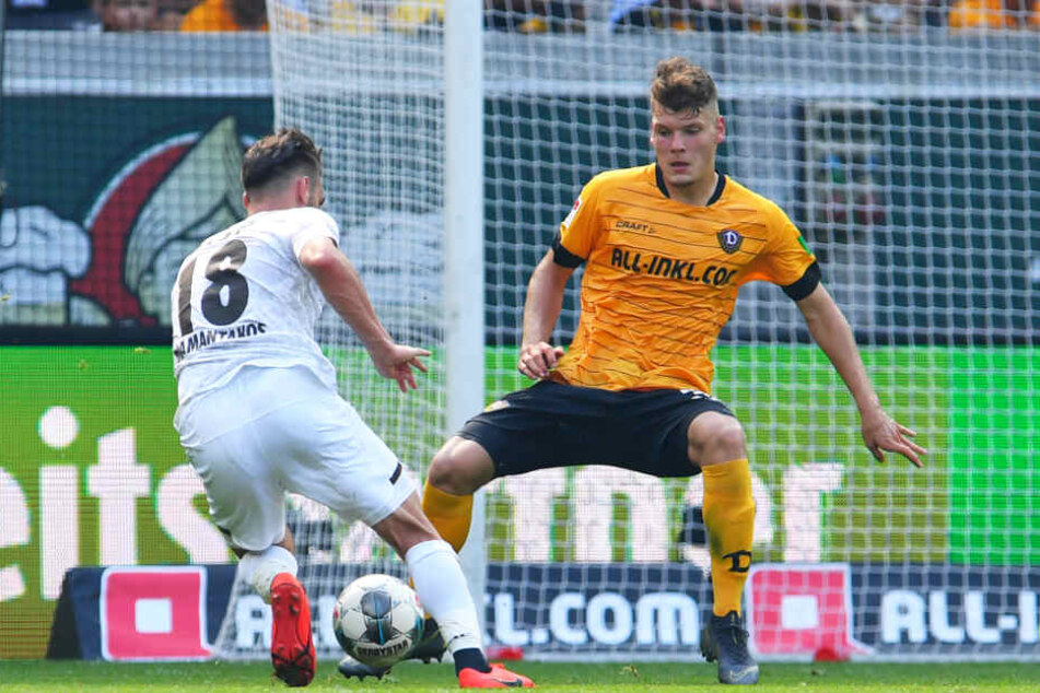 Dynamo gegen den FC St. Pauli: Kevin Ehlers (r.) versucht, Dimitrios Diamantakos zu stoppen.