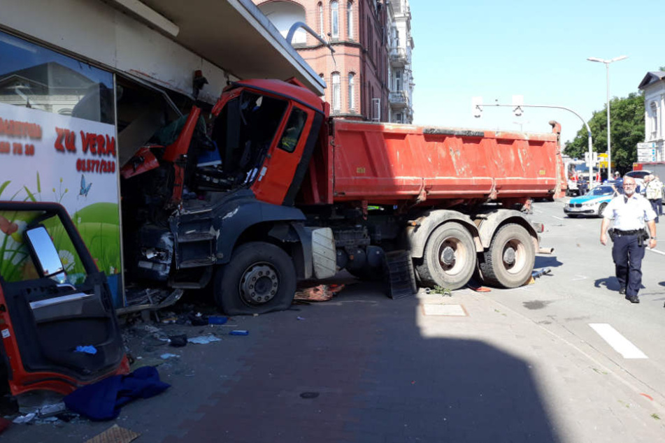 Der Fahrer des Muldenkipper wurde in seinem Führerhaus eingeklemmt.