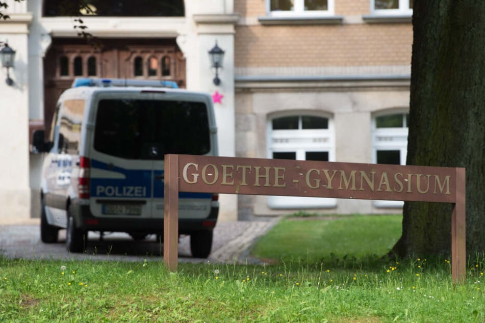 Am Goethe-Gymnasium in Auerbach/V. terrorisierte ein Schüler (15) monatelang Lehrer mit Fake-Bestellungen.