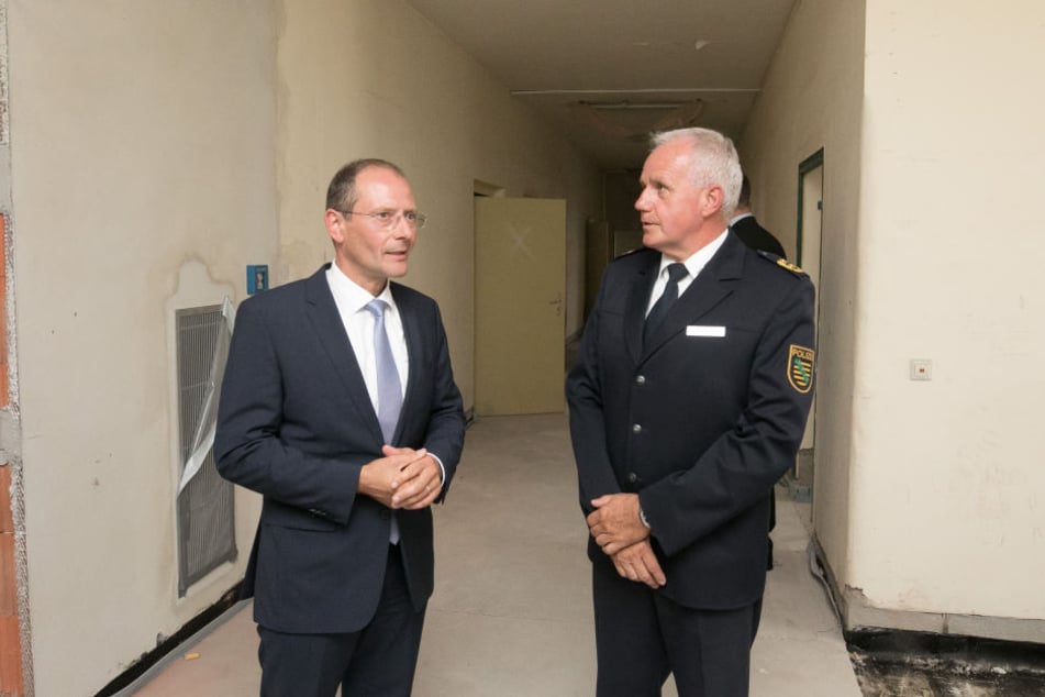 Im Juli 2017 besichtigte der damalige sächsische Innenminister Markus Ulbig (CDU) einen Gebäudetrakt der Bereitschaftspolizei, in dem das Abhörzentrum entstehen soll.