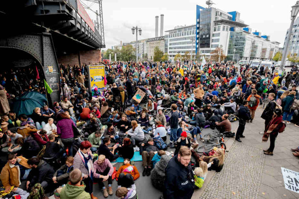 Aktivisten der Bewegung "Extinction Rebellion" blockieren die Jannowitzbrücke.