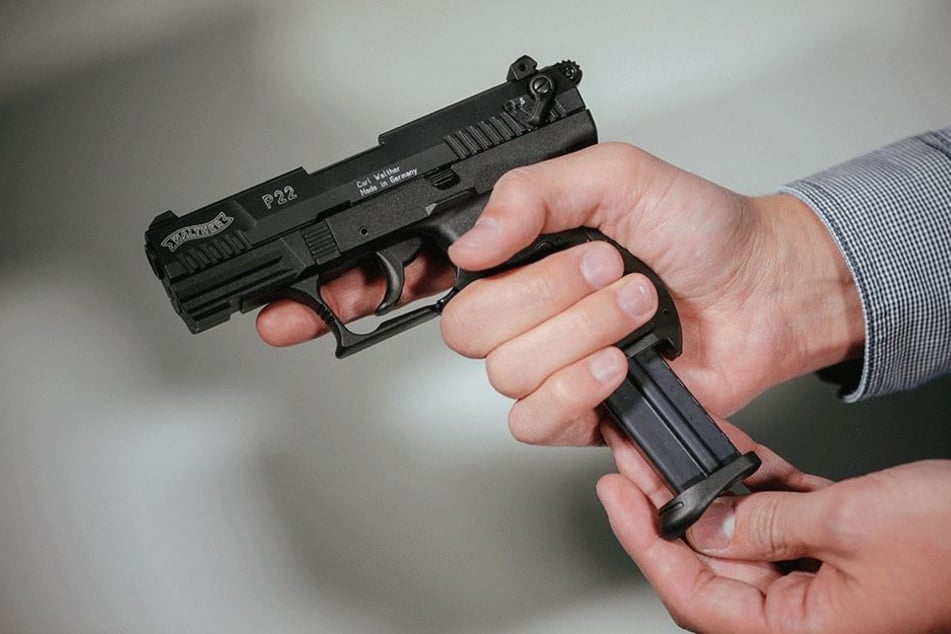 Einbrecher sind nicht selten mit Schusswaffen ausgerüstet - falls der
Hausbesitzer auftaucht. (Symbolbild)