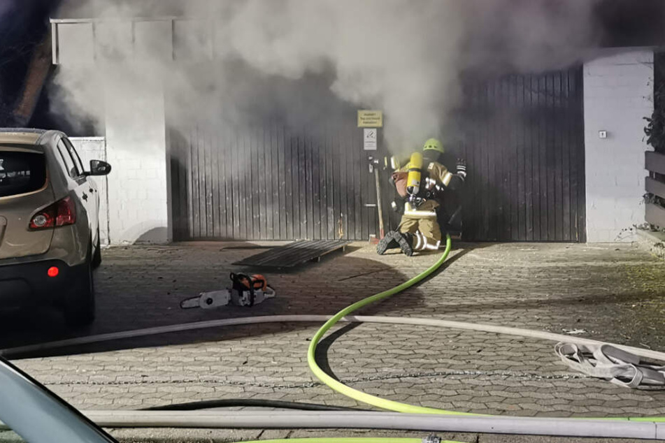 Aus noch ungeklärter Ursache geriet am frühen Neujahrsmorgen ein Anbau am Ende einer Garage in Oberasbach (Lkr. Fürth) Feuer.