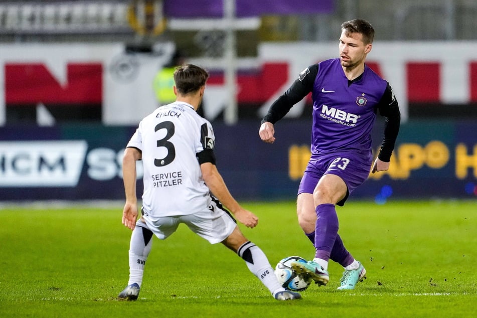 Anthony Barylla (26, r.) spielte den Ball vor SVS-Kicker Christoph Ehlich (24). Er gehörte in Sandhausen noch zu den stabileren Auern.