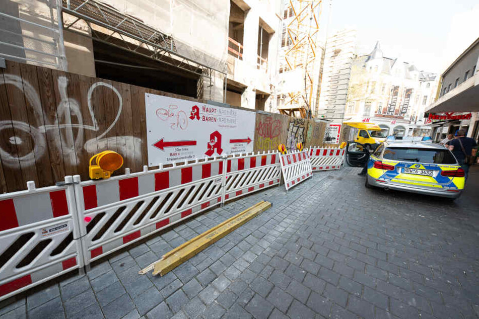 Die Holzbohle flog über den Zaun. Die Polizei war vor Ort.
