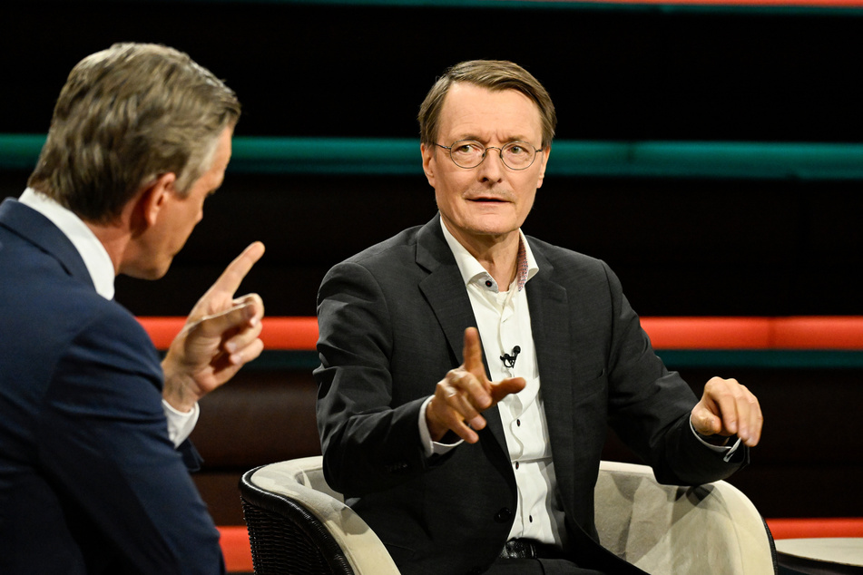 Am Mittwochabend diskutierten Markus Lanz (55, l.) und Bundesgesundheitsminister Karl Lauterbach (61, SPD) im ZDF über die Cannabis-Legalisierung.