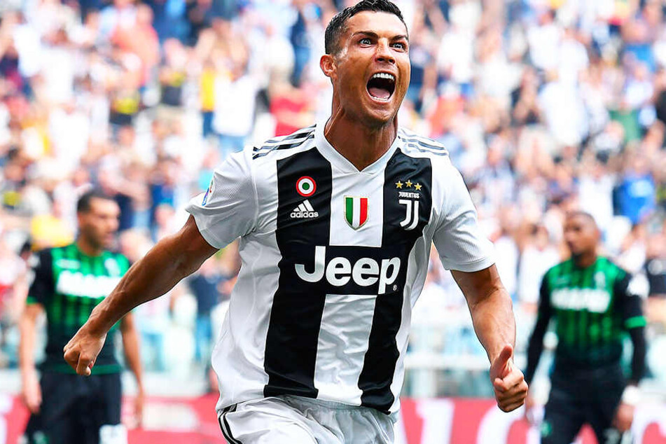 Riesenjubel: Cristiano Ronaldo erzielte endlich seine ersten beiden Tore für seinen neuen Verein Juventus Turin. Rechts im Hintergrund: Sassuolos Kevin-Prince Boateng schaut betreten zu Boden.