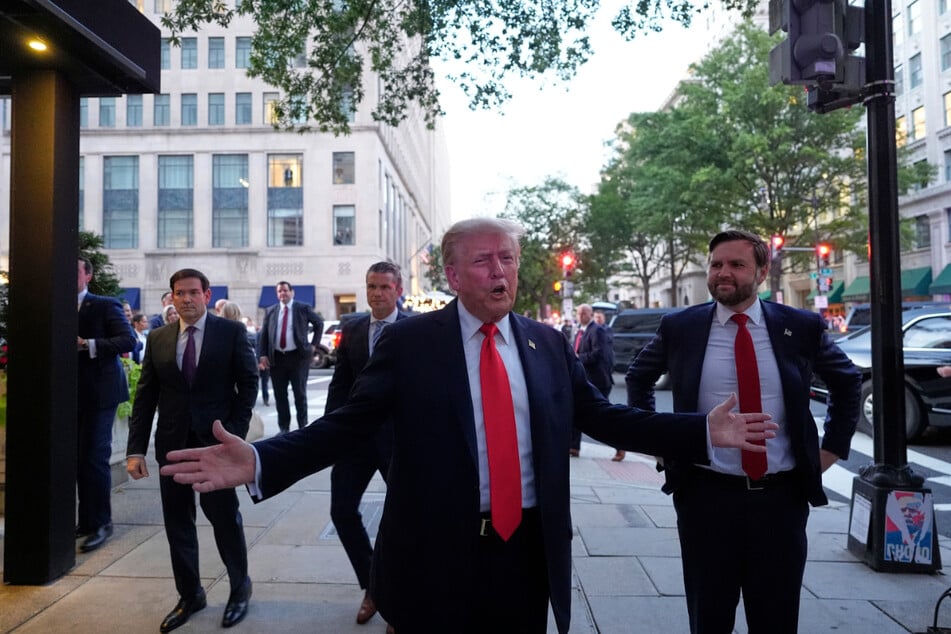 Donald Trump (79, v.) zusammen mit Marco Rubio (54, l.), Pete Hegseth (45) und JD Vance (41, r.) vor dem Restaurant "Joe’s Seafood, Prime Steak & Stone Crab".