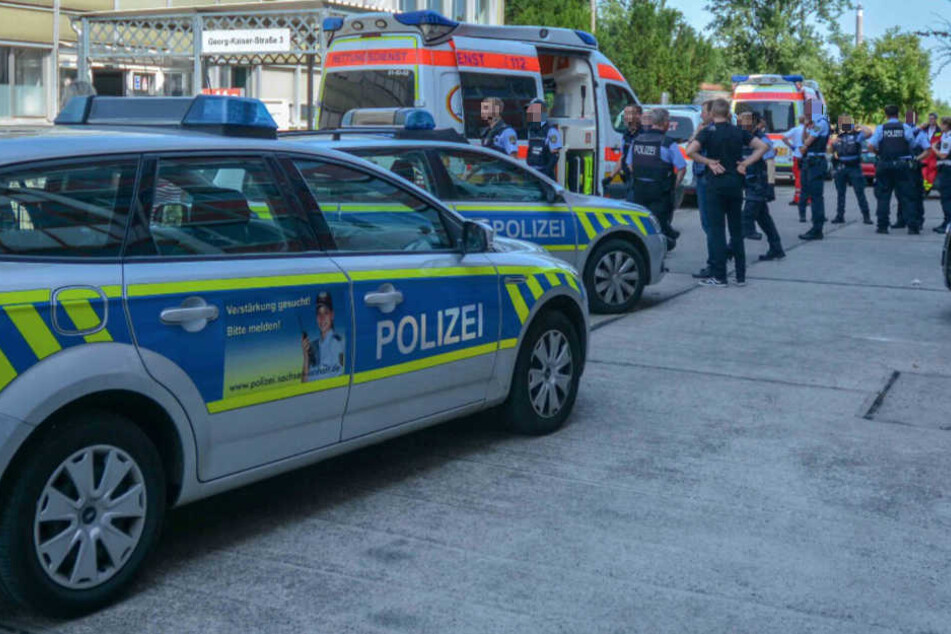 Mehrere Streifenwagen und Krankenwagen rückten zum Magdeburger Sozialamt aus.