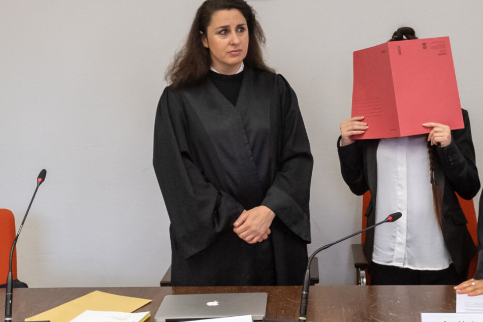 Die Vorwürfe gegen Jennifer W. (r.) wiegen schwer, ein kleines Mädchen ist tot.