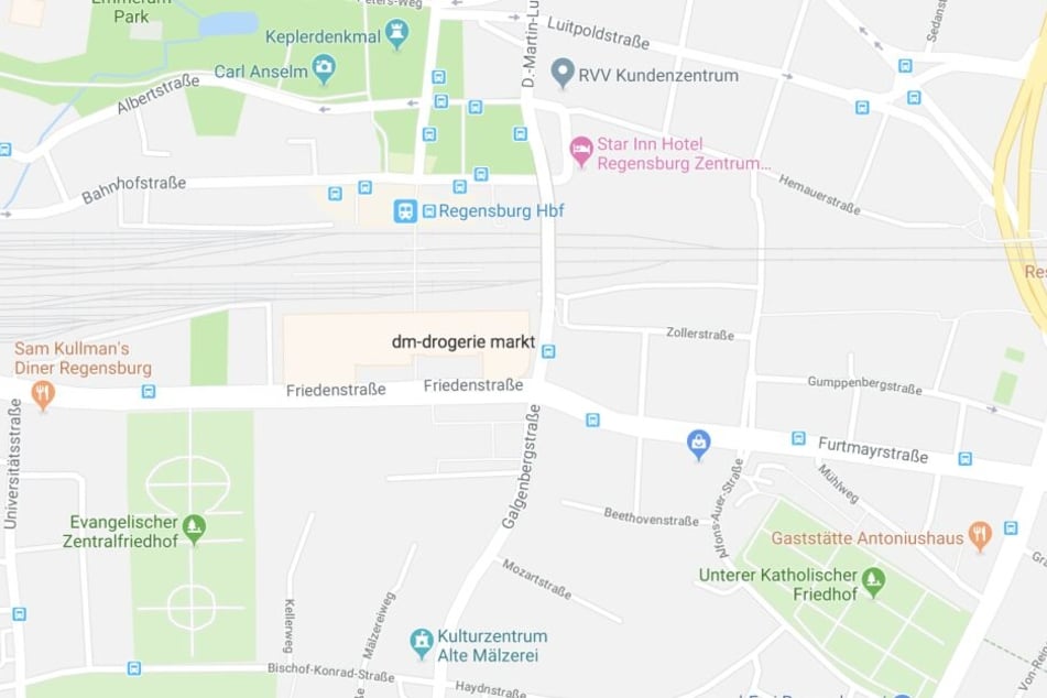 Die Attacken fanden beide im Umfeld des Regensburger Bahnhofs statt.