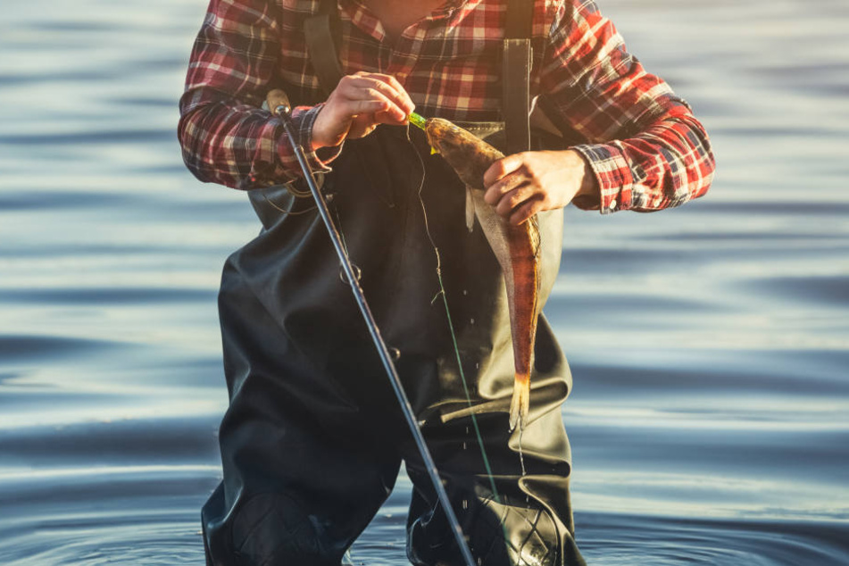 Ein Angler hat sich in seiner Angel verfangen und ist in der Havel ertrunken (Symbolbild).