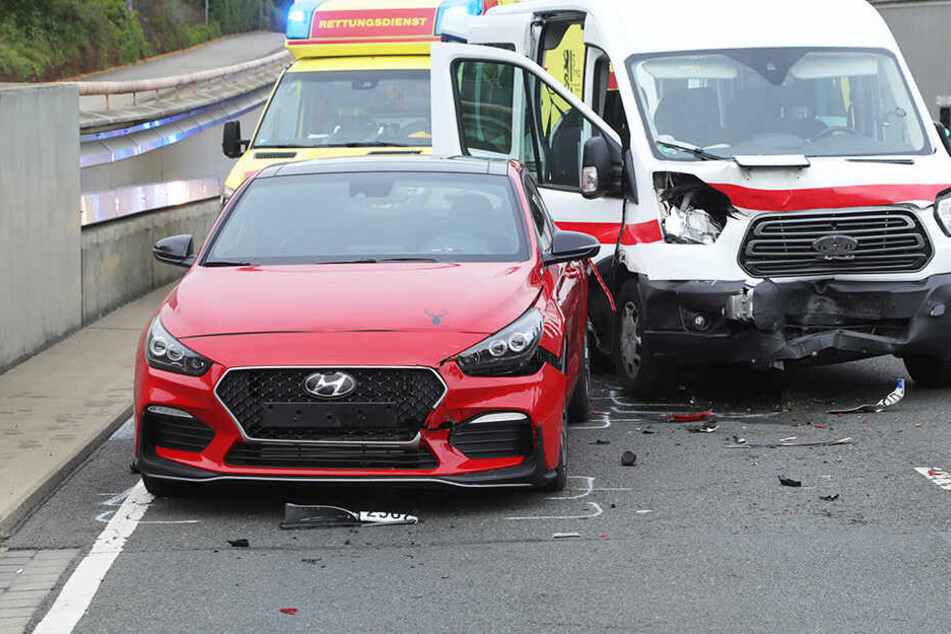 Drei Menschen wurden bei dem Unfall verletzt und mussten ins Krankenhaus gebracht werden.
