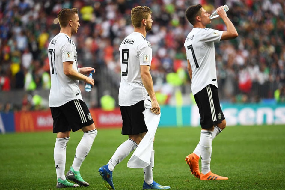 Marco Reus (l.), Tino Werner (m.) und Julian Draxler (r.) schlichen nach der Niederlage gegen Mexiko betreten von dannen.