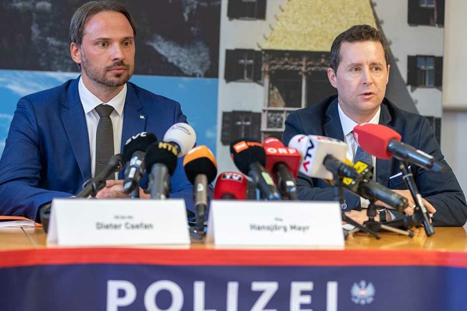 Dieter Csefan (l), Beamter der österreichischen Polizei, und Hansjörg Mayr, Staatsanwalt in Innsbruck, sprechen bei einer Pressekonferenz über die Doping-Razzia mit sieben Festnahmen bei den Nordischen Ski-Weltmeisterschaften in Seefeld.