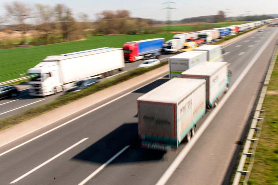 LKW-Kolonnen auf der Autobahn. Oft haben die Brummi-Fahrer zu geringe Abstände untereinander. Jetzt wachen Drohnen darüber.