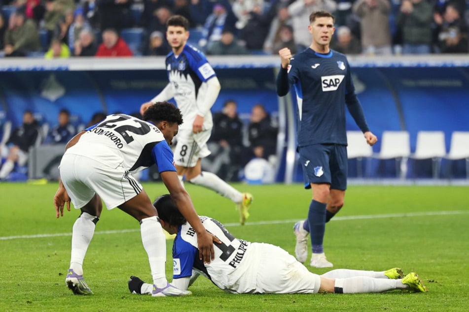 Sinnbild: HSV-Stürmer Rayan Philippe (25, am Boden) rutschte bei seinem Elfmeter in der Nachspielzeit aus und verschoss.