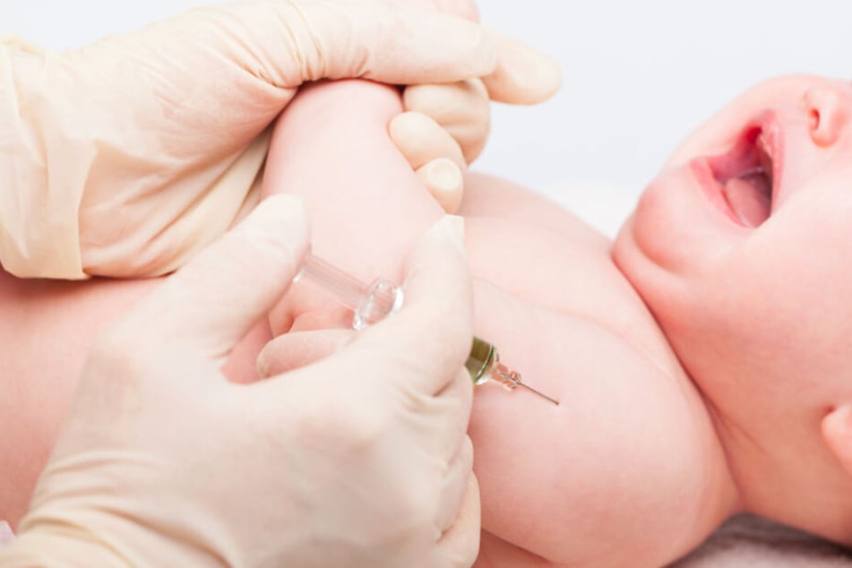 Verdrehte Gelenke, gebrochenes Bein: Schlimm zugerichtetes Baby in Klinik gebracht