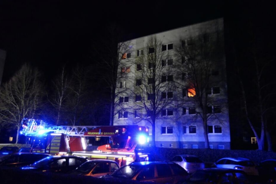 In der Nacht zu Montag brach der Brand in einem Mehrfamilienhaus in Grimma aus.