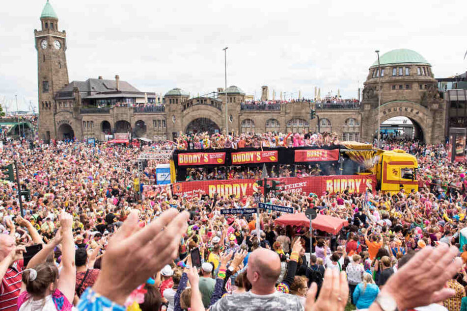 Im vergangenen Jahr kamen 400.000 Besucher zum Schlagermove an die Landungsbrücken nach Hamburg.