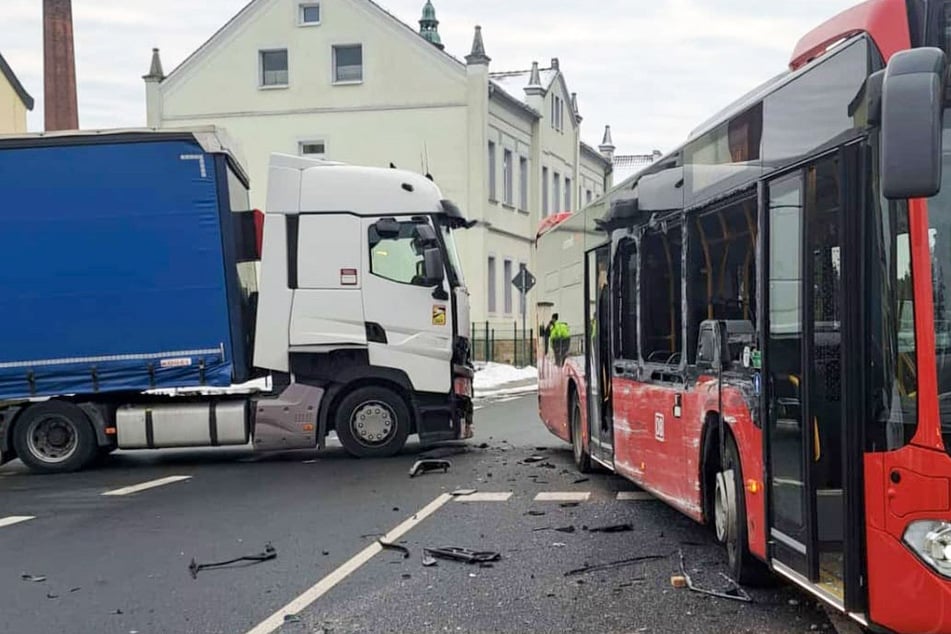 An den Fahrzeugen entstand ein Sachschaden in Höhe von etwa 100.000 Euro.