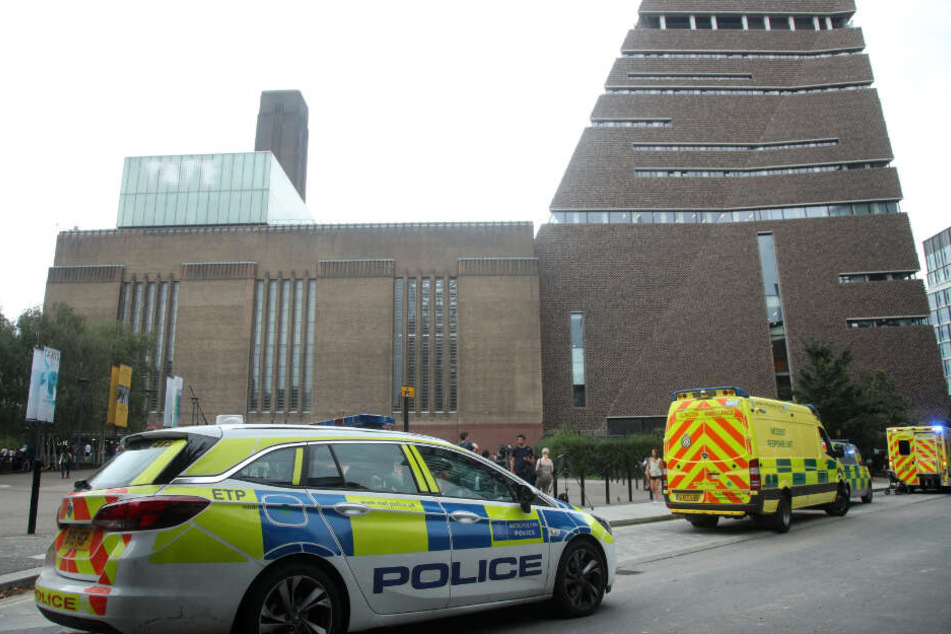 Einsatzwagen stehen vor dem Tate Modern. Im August 2019 kam es zu dem tragischen Vorfall.