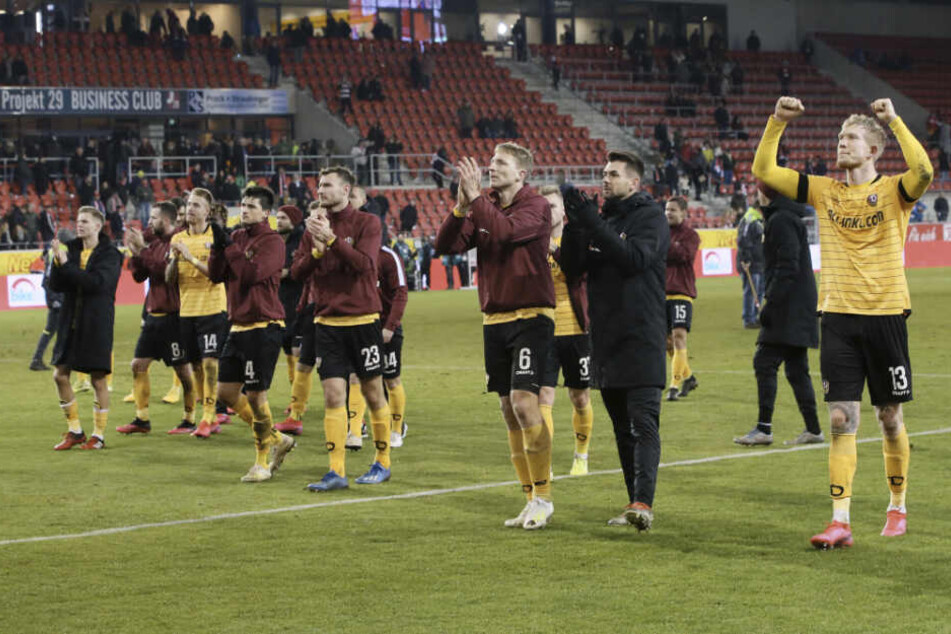 Endlich! Fast ein Jahr mussten die Dynamos warten, um mit ihren Fans mal wieder einen Auswärtssieg zu feiern.