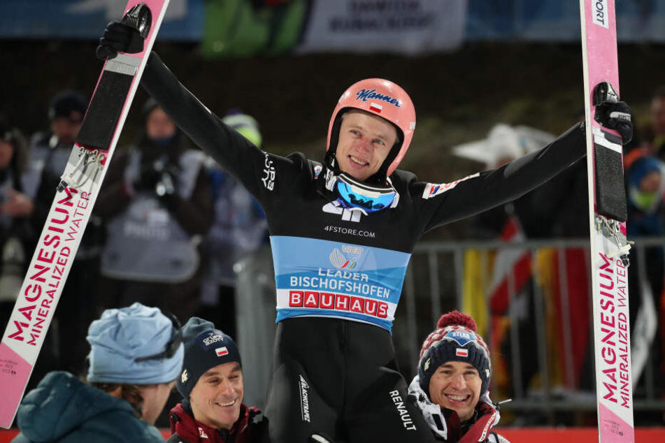 Dawid Kubacki, Skispringer aus Polen, feiert seinen Sieg.