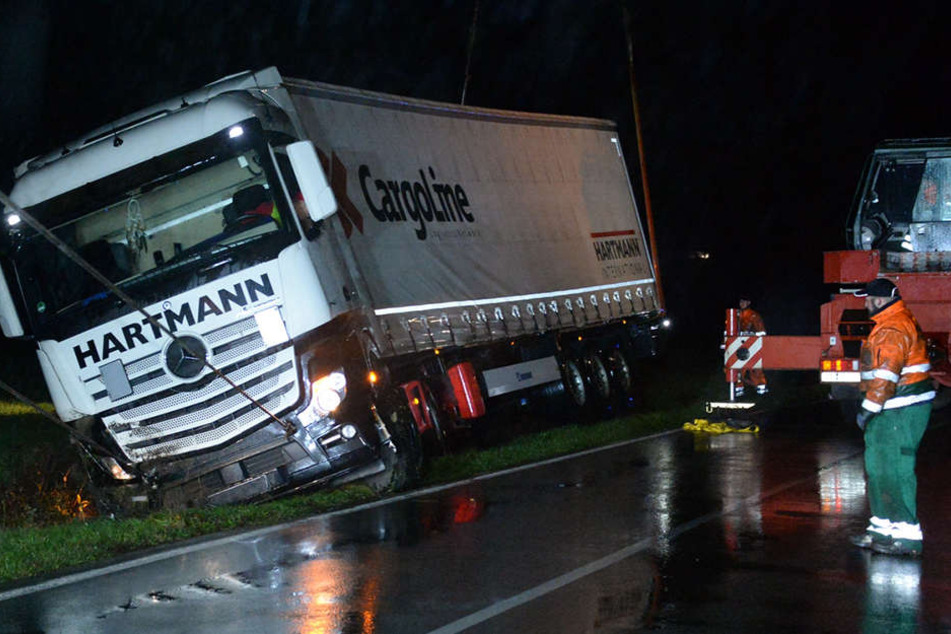Mit einem Spezialunternehmen wurde der Lkw geborgen.