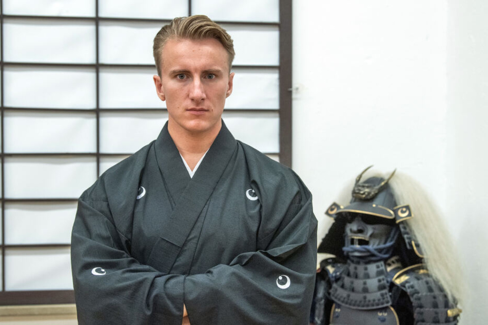 Otsuka Ryousuke Taira no Masatomo, Bürgerlich Markus Lösch (27), Großmeister einer Samuraischule, steht in seinem "Chiba-Dojo" vor einer Japanischen Papierwand (Shoji).