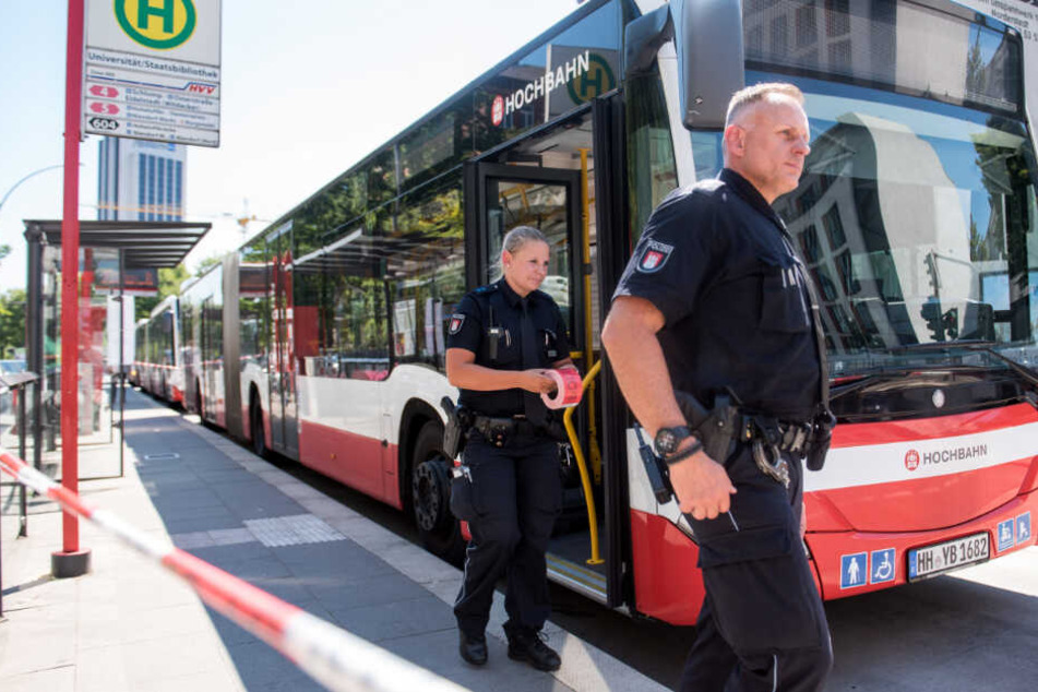 Polizisten sperren den Bereich um einen Hamburger Linienbus nahe der Universität ab. (Archivbild)