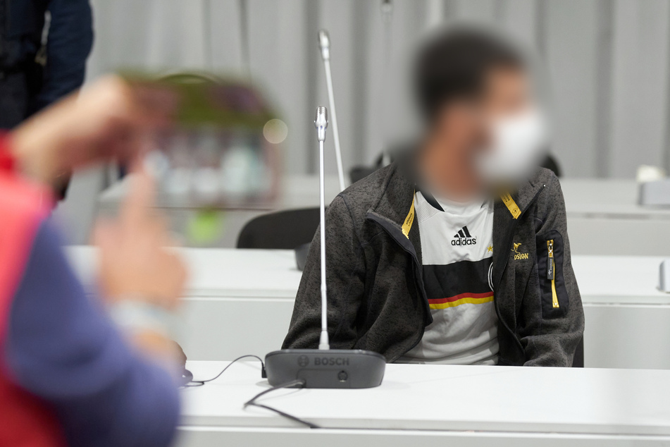 Dem 33-jährigen Angeklagten wird vorgeworfen, im Oktober 2019 in Limburg einen Lastwagen gekapert und dann mit diesem absichtlich auf Autos aufgefahren zu sein.