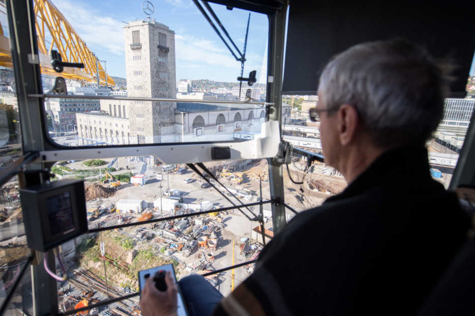 Ein Kranfahrer bedient am 12.10.2017 in Stuttgart seinen Kran über der Baustelle des Bauprojektes für den neuen Hauptbahnhof Stuttgart 21. (Archivbild)