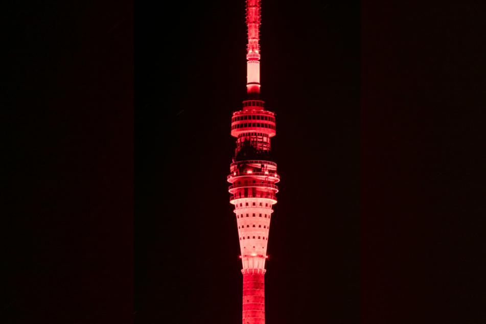 Auch der Dresdner Fernsehturm machte mit.
