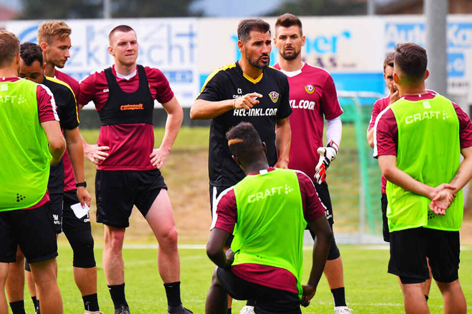 Dynamo-Coach Cristian Fiel (M.) sorgte gleich für Feuer im Training.